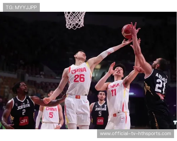 篮球后卫晃倒三人后上篮，全场尖叫