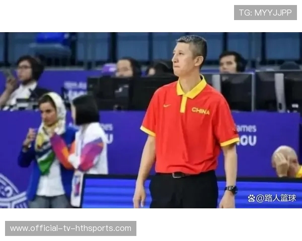 羽毛球教练怒指弟子