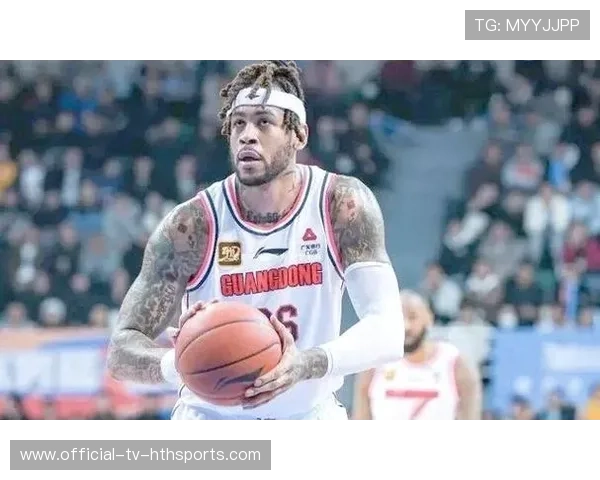 球星在关键防守端做出贡献被教练点名表扬，球星防守照片