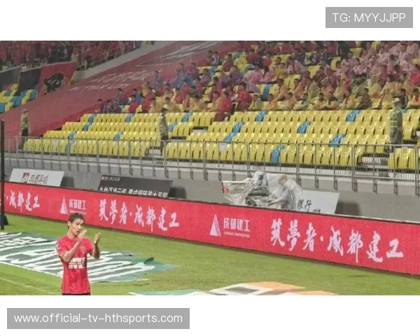 裁判争议判罚引发球迷激烈讨论